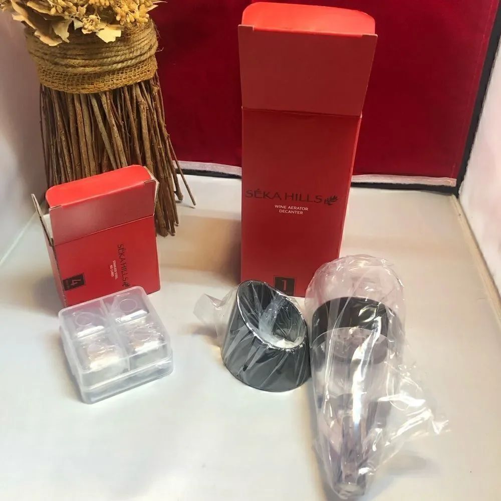 Seka Hills Wine Aerator Decanter W/ 4 Stainless Steel Ice cubes-New in Box